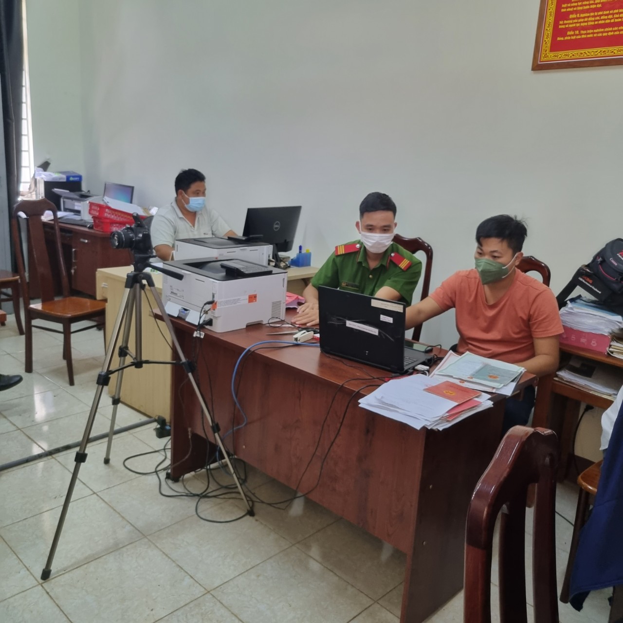 Cán bộ kỹ thuật đang nhận dạng dấu vết riêng